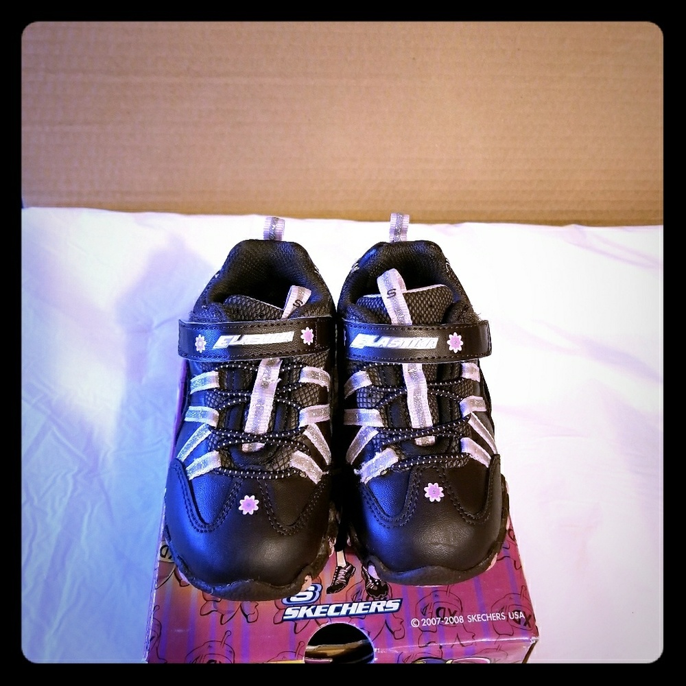 Tennis shoes